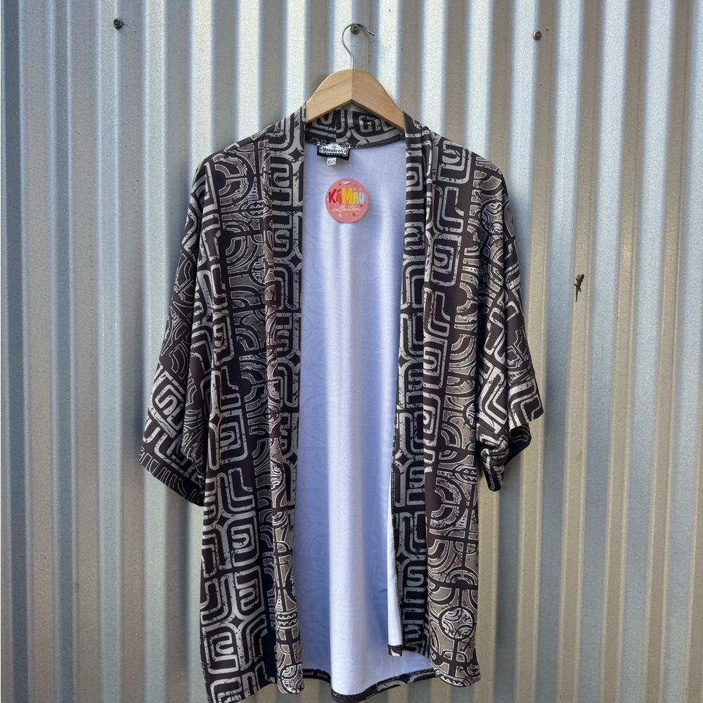 Manuhealii Black and White coverup